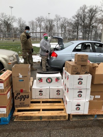 Lorain, Ohio team members loading car in the snow with donations for mobile food pantry El Centro de Sociales